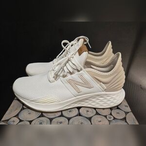 New Balance Fresh Foam Roav Running shoe women's sz 10 EUC